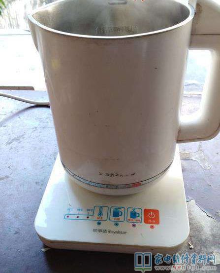 检修一台荣事达电热水壶,常见故障主要表现为不可以烧开水,显示
