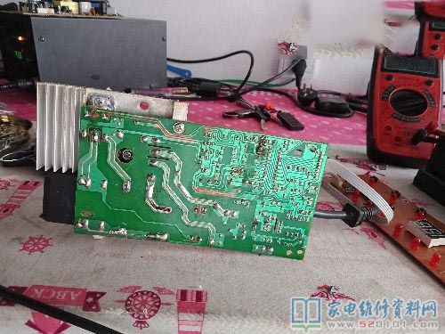 接修一台半球电磁炉,故障主要表现为插电开机表明E2故障