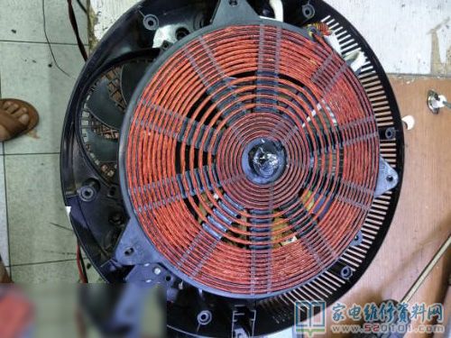 接修一台小火锅电磁炉,是一台环形3500W的,最先插进维修中