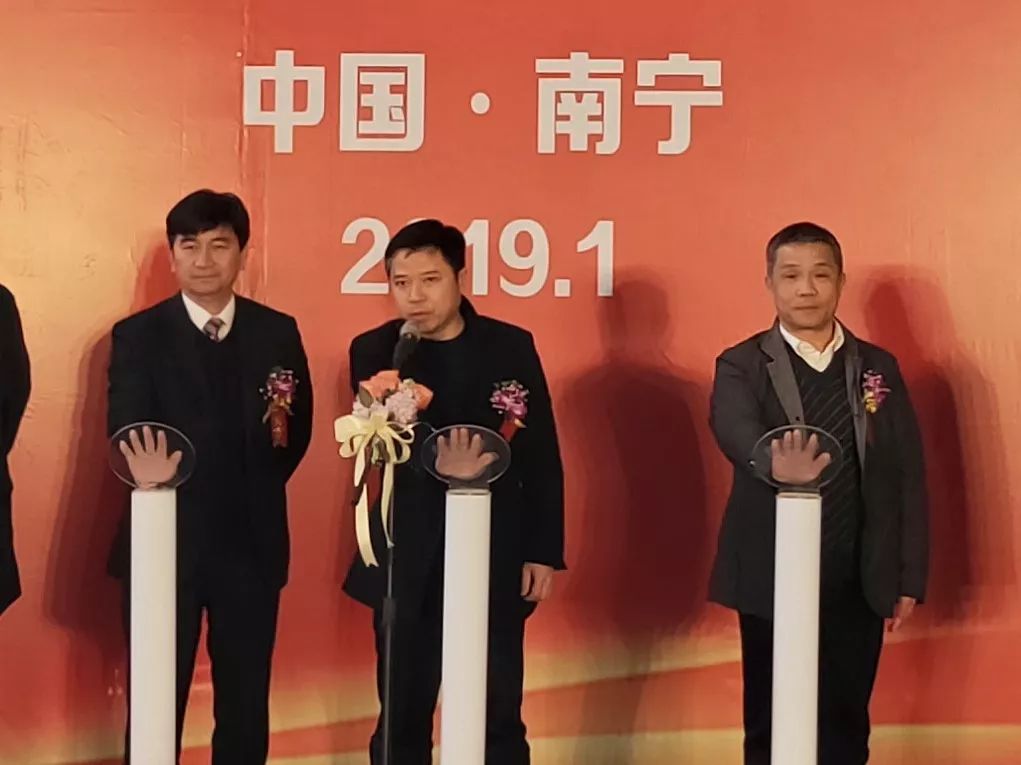 南宁轨道交通集团总经理黄钟晖宣布“中铁685号”正式下线